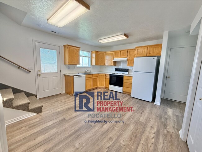 Foto del edificio - 3 Bedroom 1.5 Bath Apartment - 1 car garage