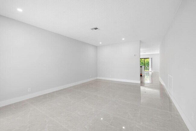 Foto del edificio - 3720 NW 110th Ave