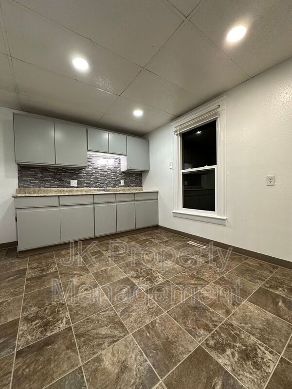 Building Photo - 608 4th Ave S