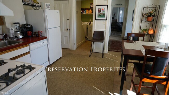 Building Photo - 2 br, 1.5 bath Duplex - 68 Austin St # 2