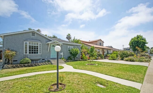 Foto del edificio - Beautifully Remodeled, Bright & Airy Home w/ Detached Bonus Room w/ Bath & 1-Car Garage, Front Ya...