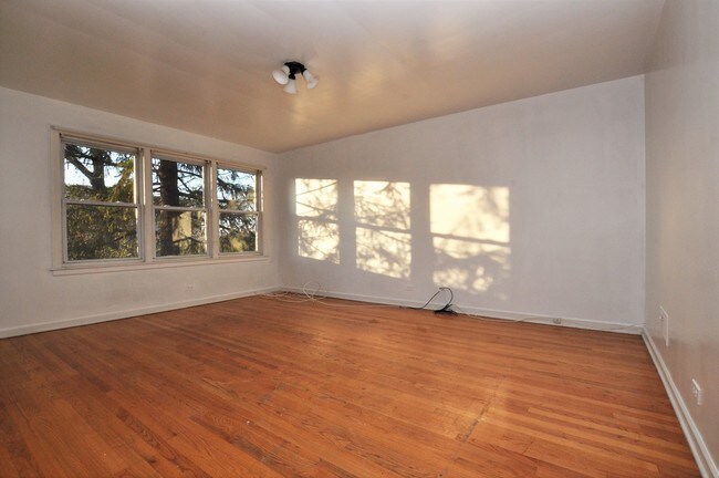 Building Photo - 6209 N Kedzie Ave