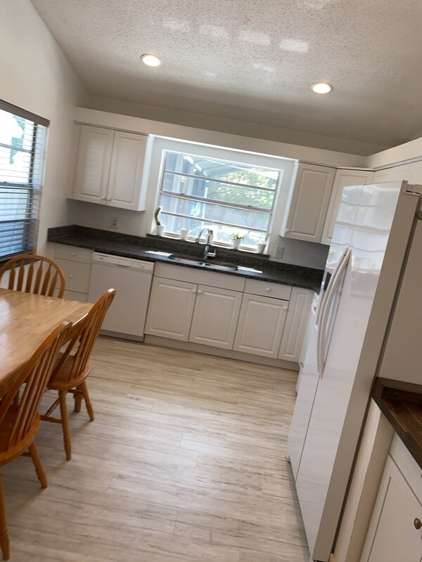 Building Photo - 211 N Cervidae Dr