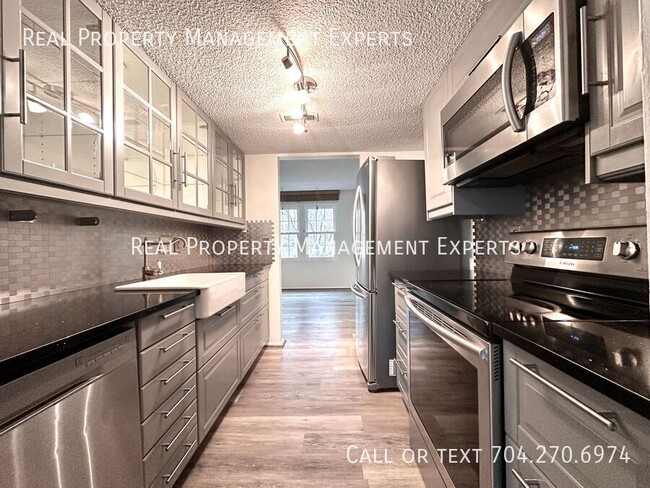 Foto del edificio - Charming 3BR/2.5BA Townhouse in Charlotte!