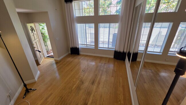 Entrada y sala de estar - 644 Warwick Ave
