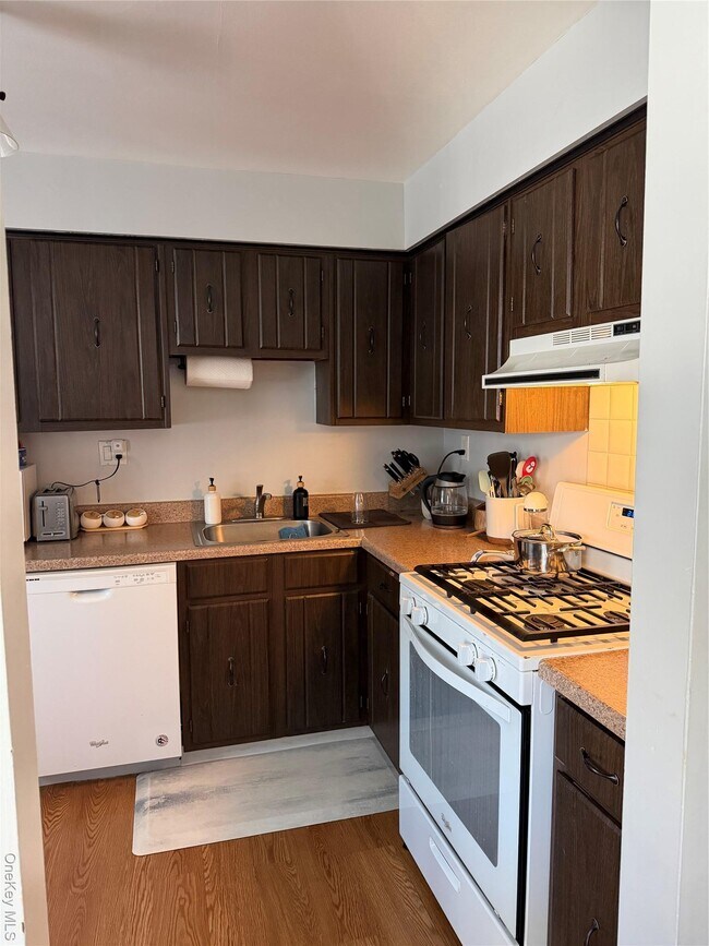 Foto del edificio - 68 Bon Aire Cir