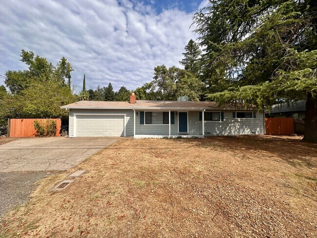 Foto del edificio - 3 BEDROOM 2 BATH HOME IN SOUTH REDDING