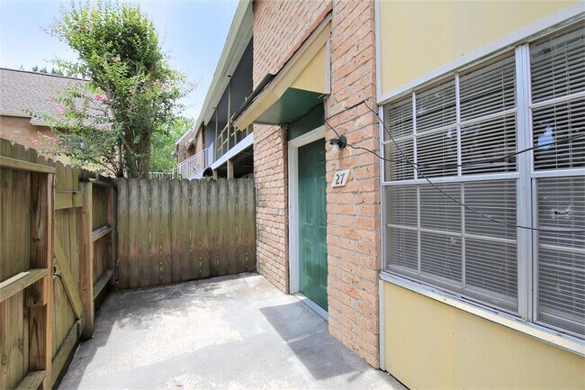 Foto del edificio - 1433 Cedar Post Ln