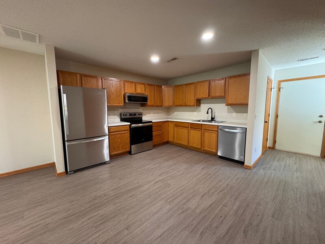 Foto principal - Fully Updated 2 Bed, 1 Bath End-Unit Townhome