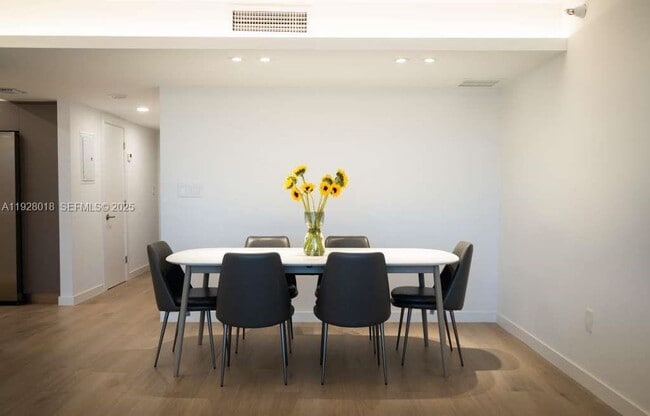 Building Photo - 20505 E Country Club Dr