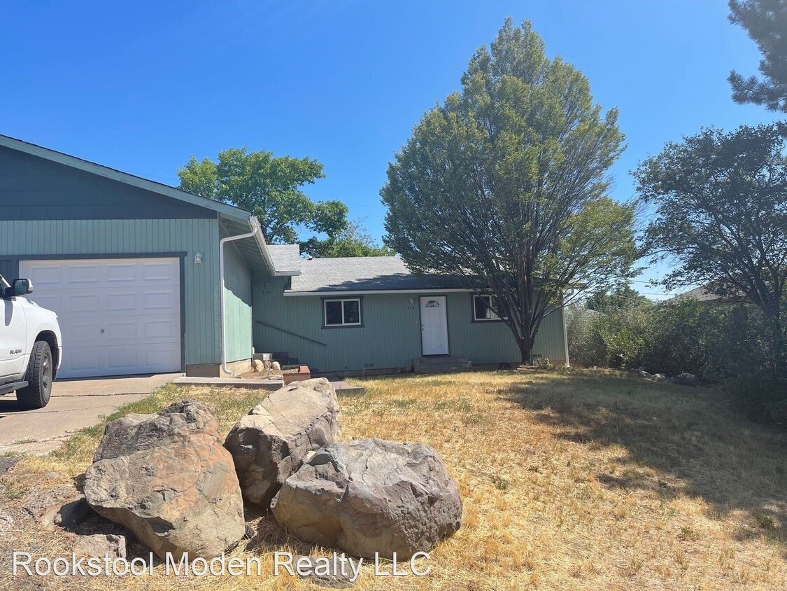 2 br, 1 bath House 518 Mt Whitney House Rental in Klamath Falls, OR