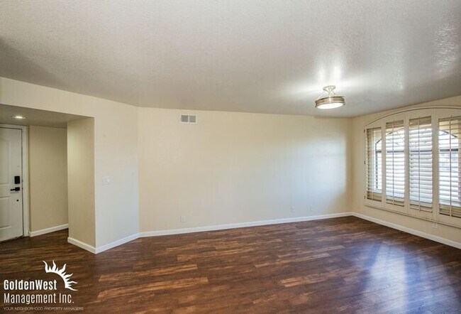 Building Photo - Newly Renovated 3Bdm 2Ba Condo Conveniently Located