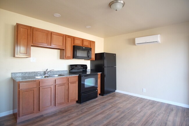 Building Photo - 102 W District St