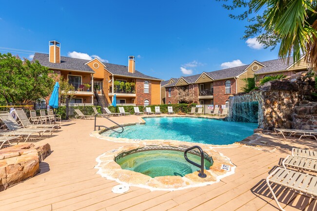 Piscina y jacuzzi - Oaks of Westlakes Apartments