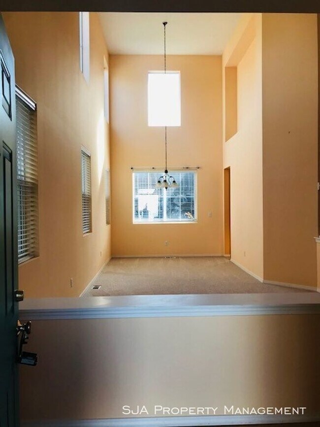Foto del edificio - Large and Spacious Home in Renaissance Ridge!