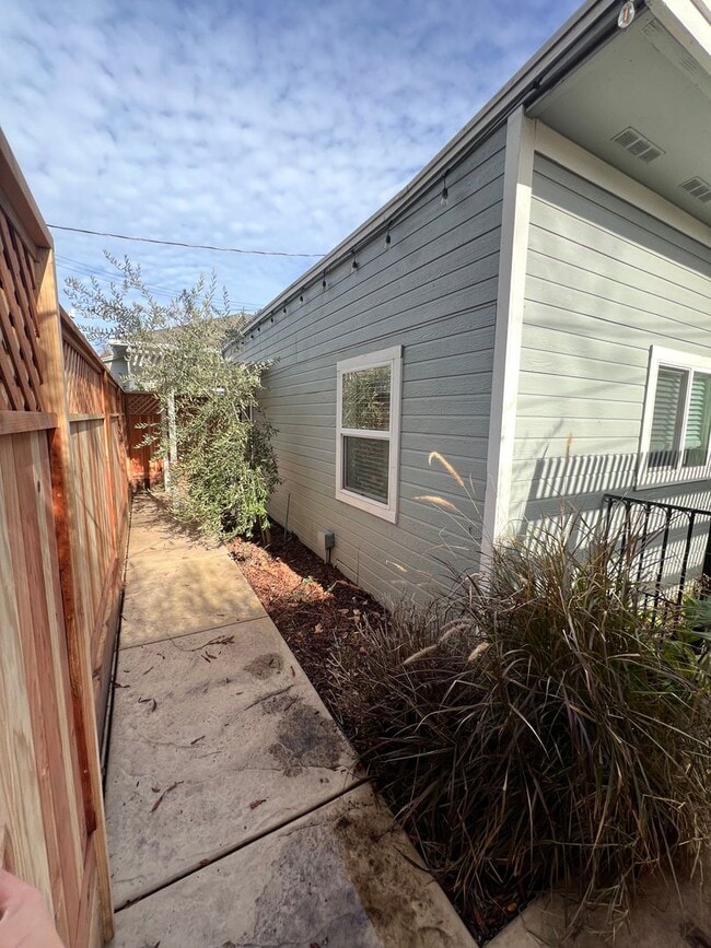 Building Photo - Charming ADU with in unit laundry & garage...