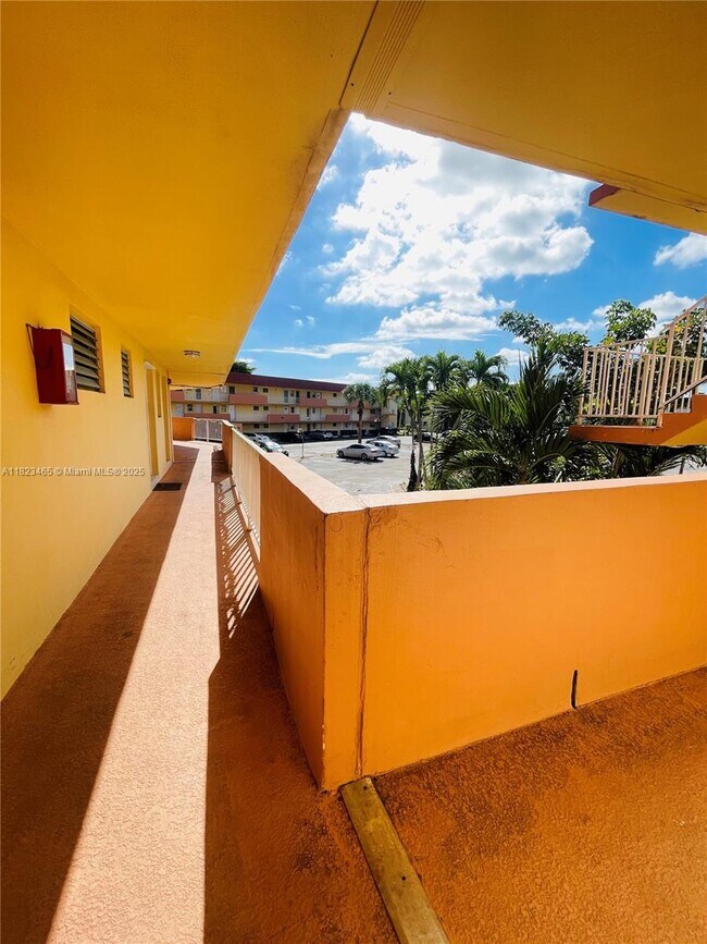 Foto del edificio - 1540 NE 191st St