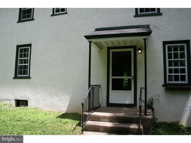 Building Photo - 845 S Waterloo Rd