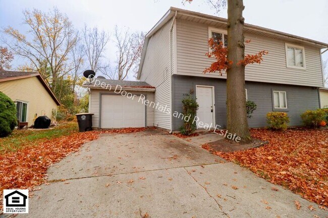Building Photo - 2303 Versailles Village Pl
