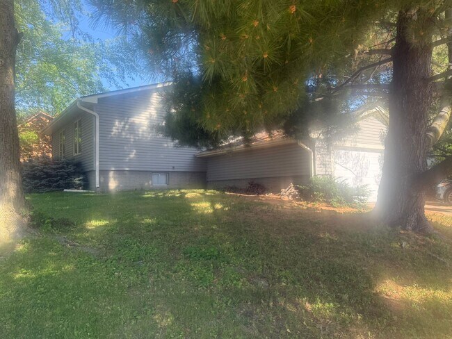 Foto del edificio - New Listing - 4 Bedroom House on Iowa City Westside on Sunset