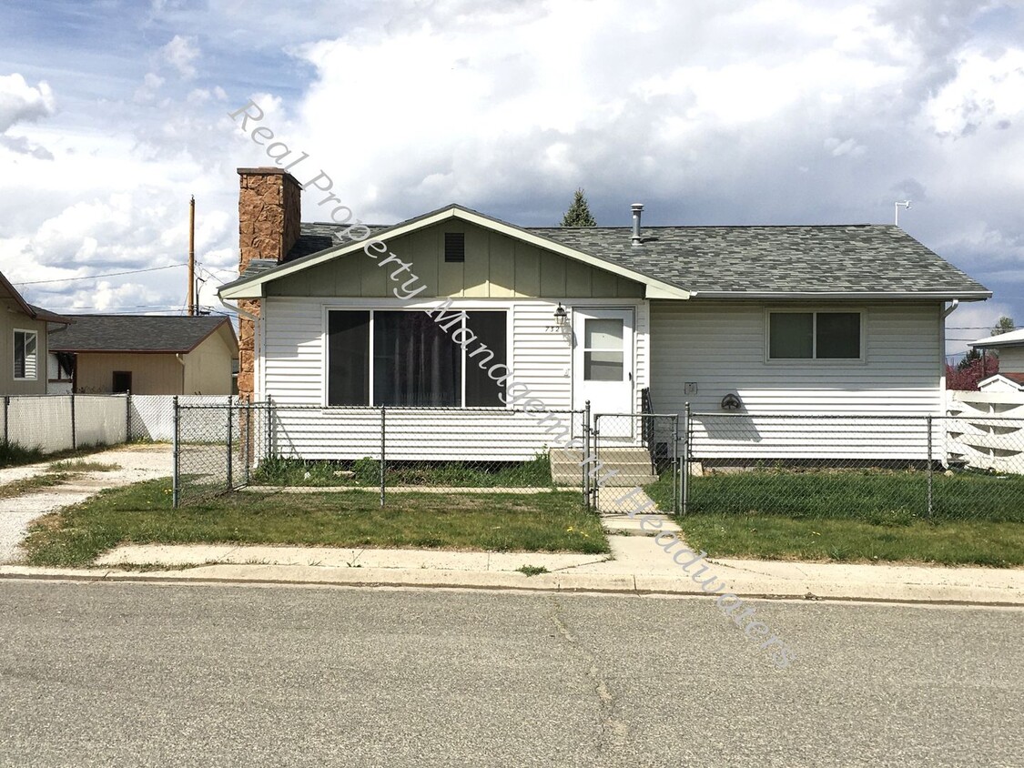 Primary Photo - 4 Bedroom 1-3/4 Bath House for Rent