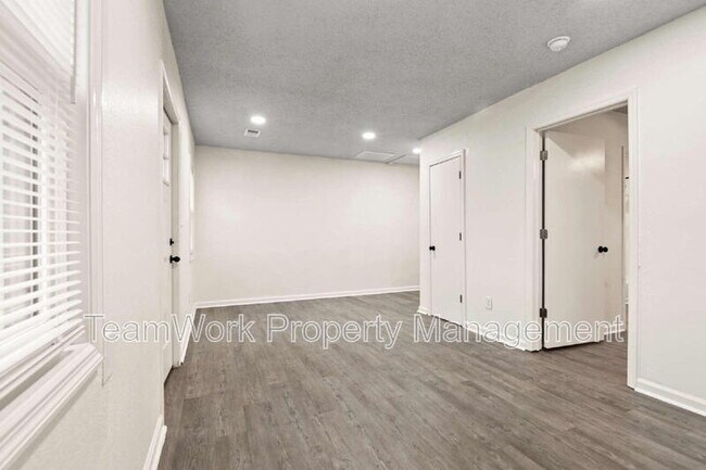 Building Photo - 3103 B Azalea Dr