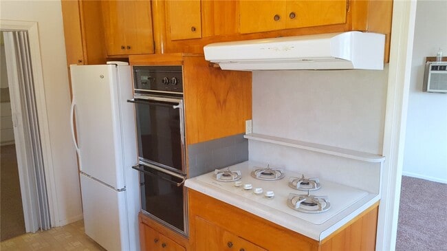 Building Photo - 609 W 5th St