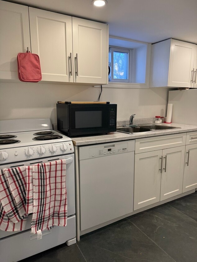 Building Photo - 37 Ash Cres