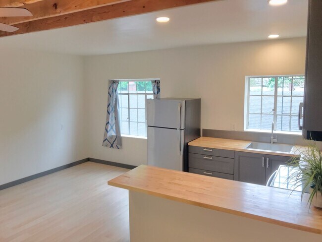 Building Photo - Sunnyside/Belmont 3rd Flr Studio with Gara...