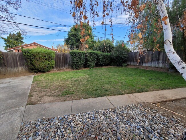 Building Photo - Charming 3 Bedroom, 1 Bath home in the Cam...