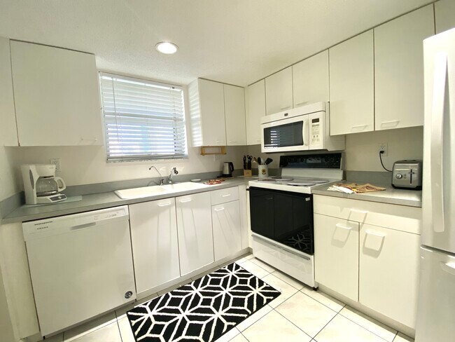 Building Photo - 17801 N Bay Rd