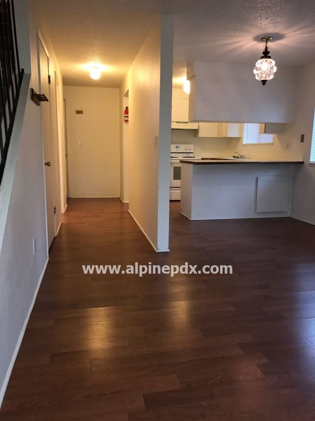 Building Photo - Townhome Styled Apt w/ Fenced Yard