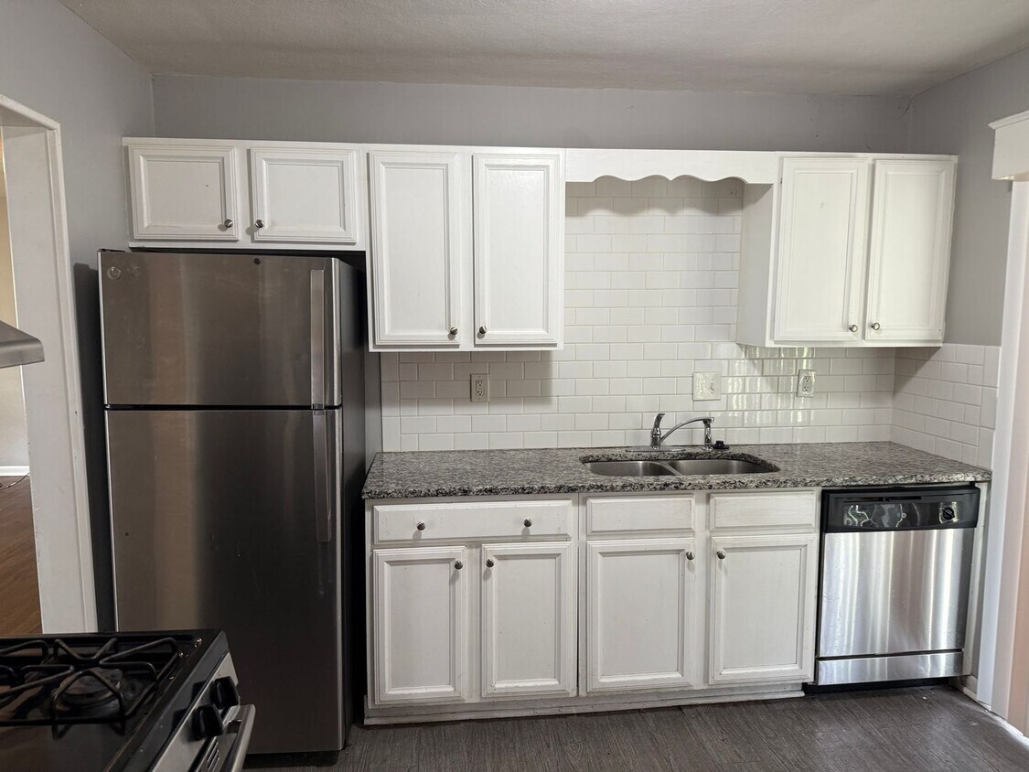 Foto principal - SEE IT NOW: Stylishly Updated Home in Inde...
