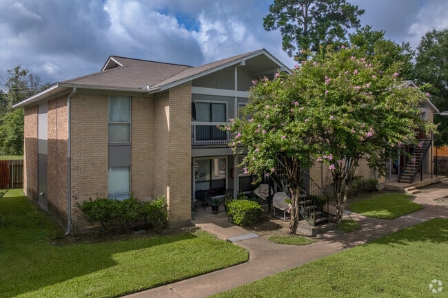 Building Photo - Royal Oaks Apartments