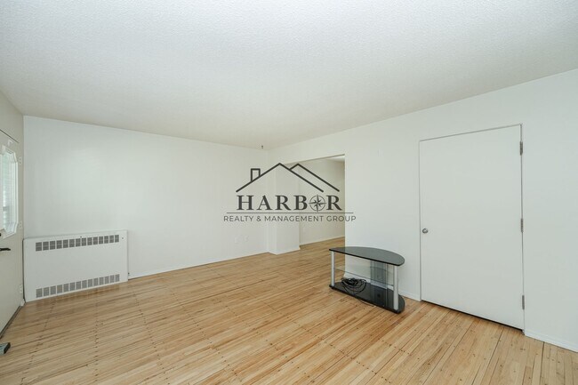 Building Photo - 10th Avenue SE Duplex