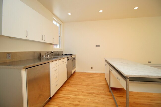 Building Photo - Oversized 2 Level 1 Bedroom Loft With Larg...