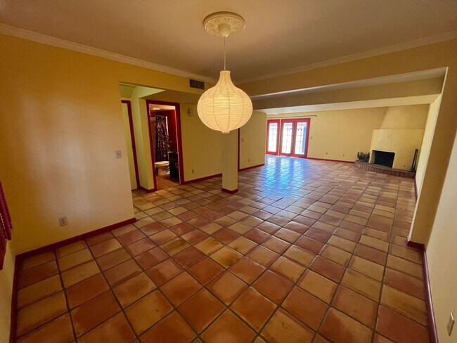 Foto del edificio - Quirky & Special Two Bedroom Townhome in B...