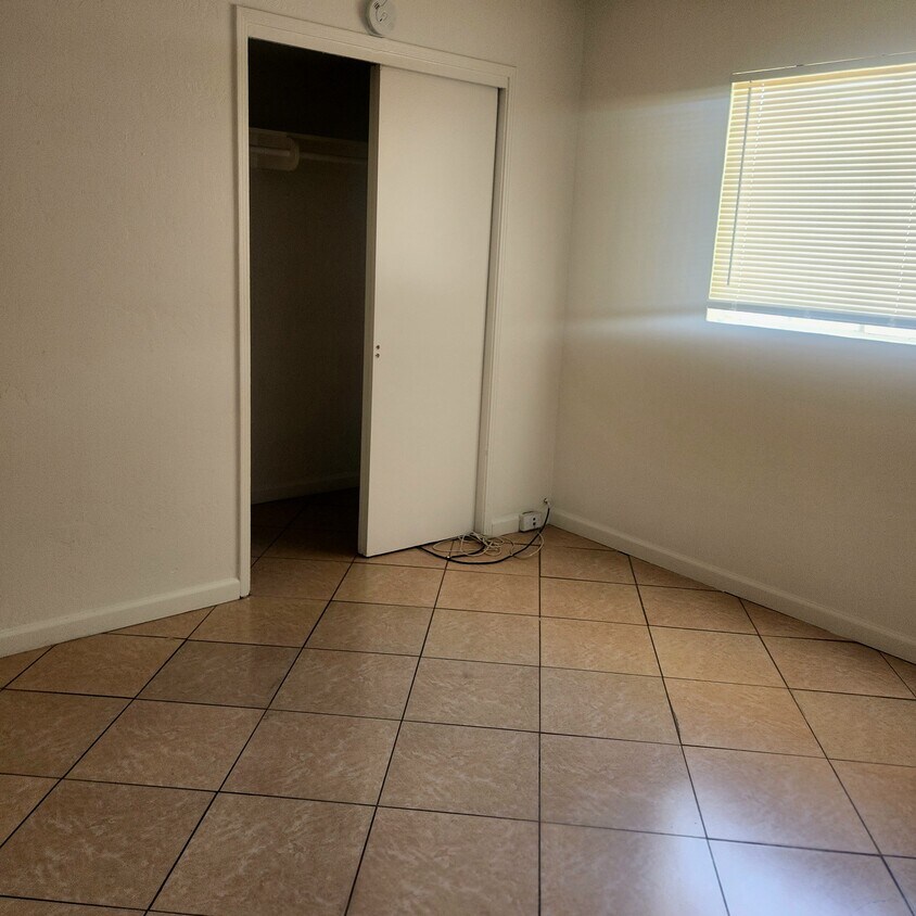 Building Photo - 917 S H St