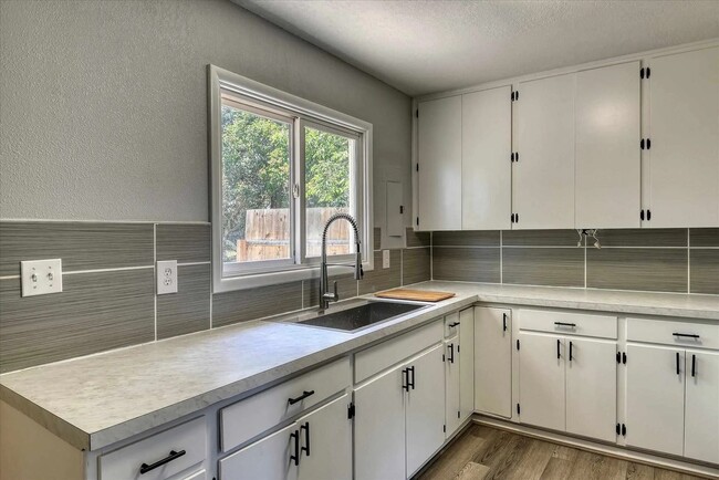 Building Photo - Coming Soon - Charming 3-Bed Home for Rent...