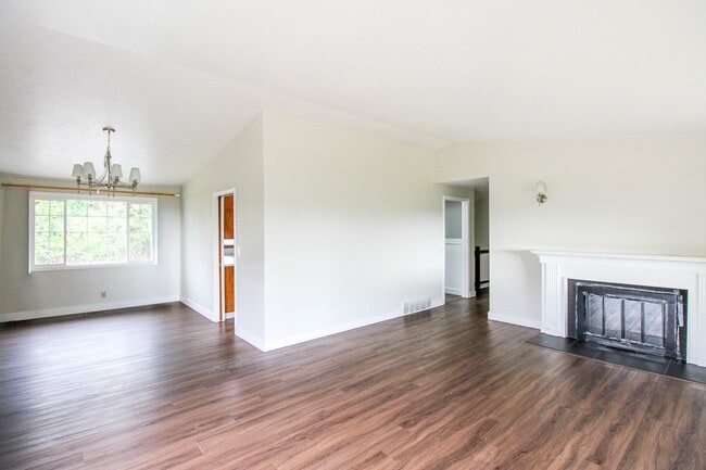 Building Photo - 970 Cascade Dr NW