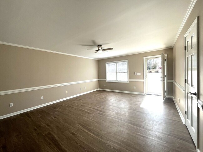 Foto del edificio - ~~ Cute 3-Bedroom Home w/fenced backyard ~~