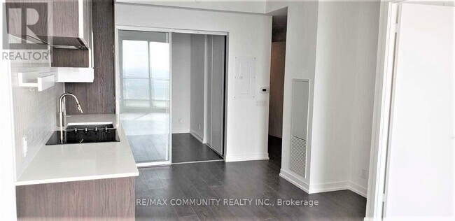 Photo du bâtiment - 898 Portage Pkwy