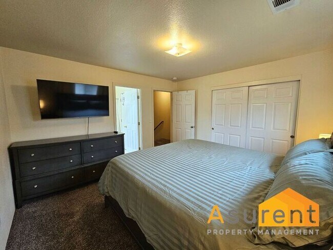 Foto del edificio - Charming Fully Furnished Home located in the vibrant city of Medford! MOVE-IN SPECIAL: $500 Off F...