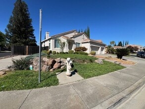 Building Photo - 736 Monaghan Cir