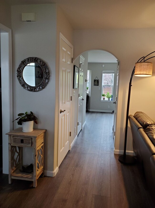 Building Photo - Beautiful 3 Bedroom Home with Massive Garage and Bonus Room