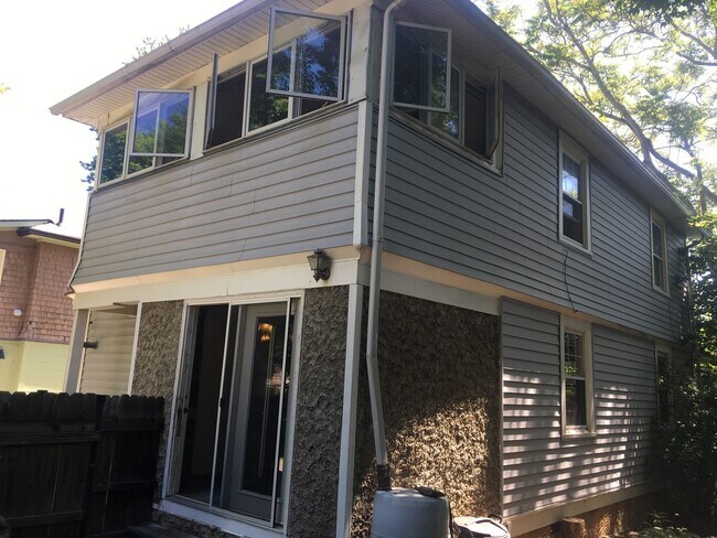Building Photo - Super Convenient to Downtown, 2 Bedroom/1 ...