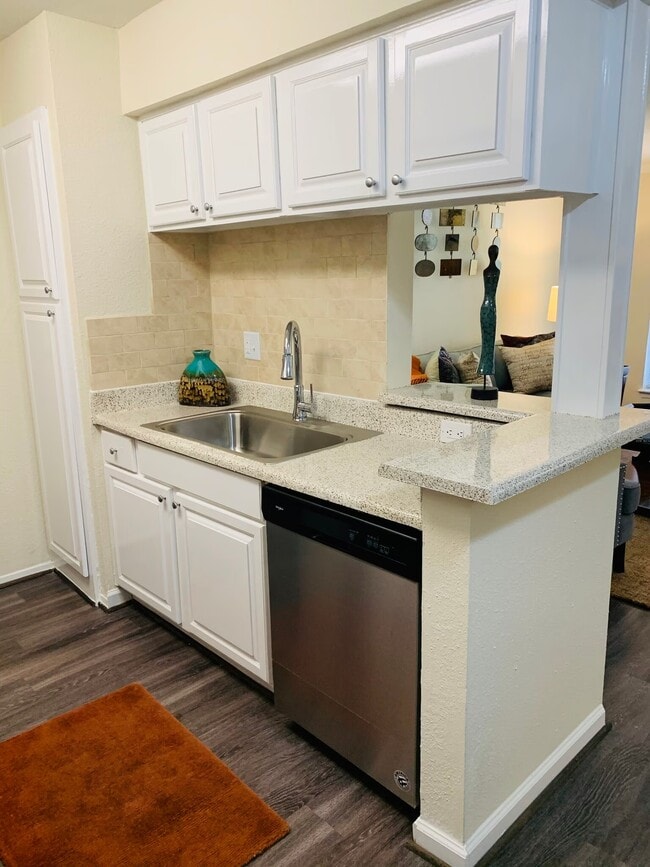 Building Photo - Luxury 1-Bed with Courtyards & Top Features!