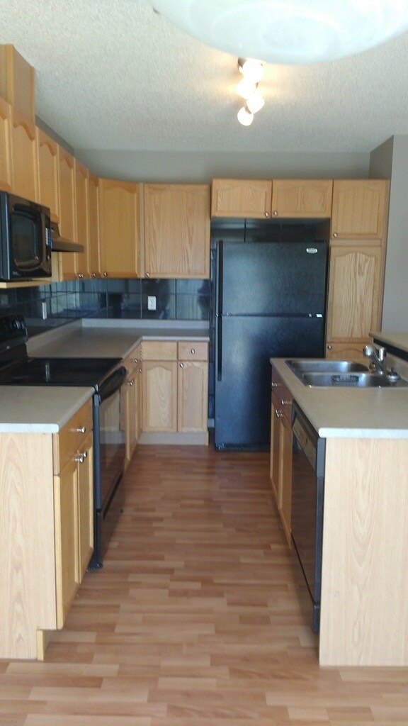 Photo du bâtiment - 3 Bed 2 Bath Unit in Edmonton, AB