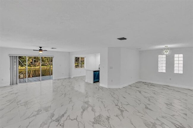 Foto del edificio - 9847 Fairway Cove Ln