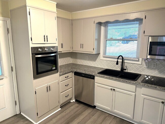 Building Photo - Welcome home! 3 bed, 2 bath, carport for 2...